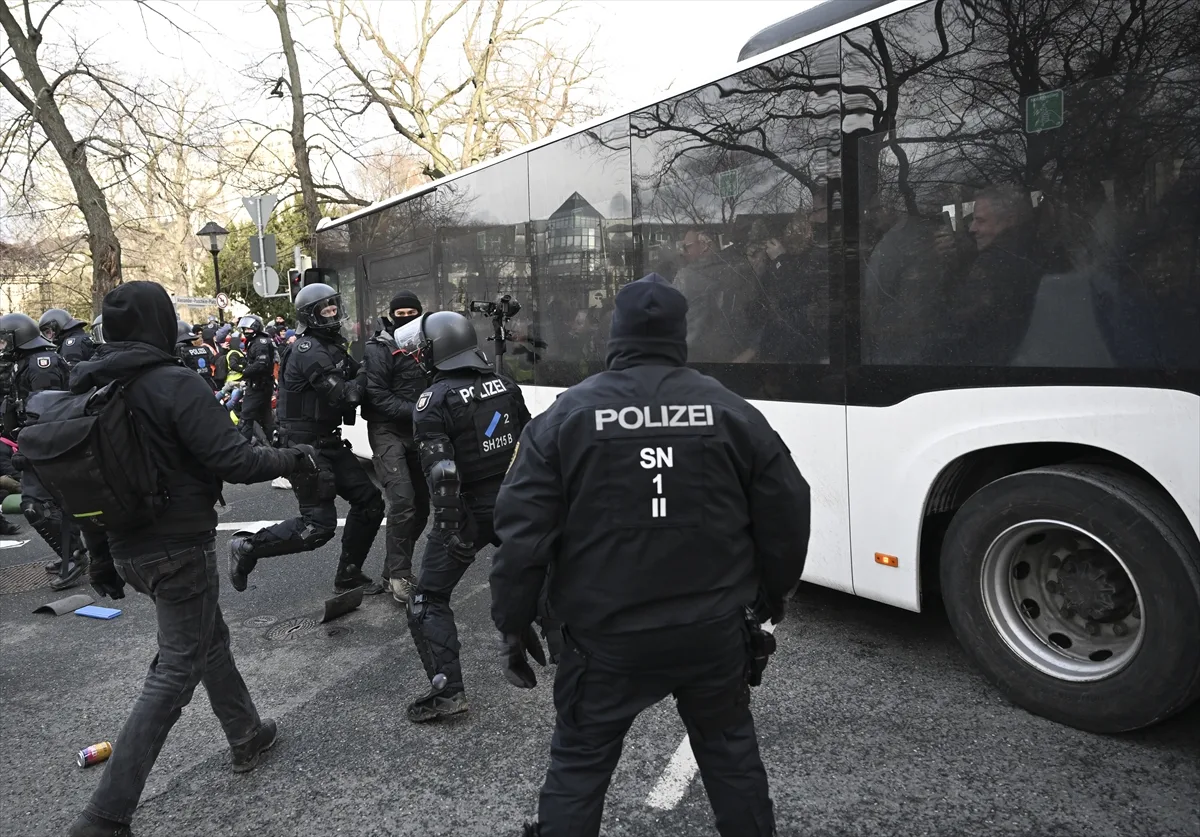 Polisin, AfD karşıtı protestoculara köpekli müdahalesi tepki çekti