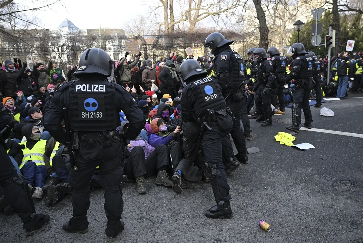 Polisin, AfD karşıtı protestoculara köpekli müdahalesi tepki çekti