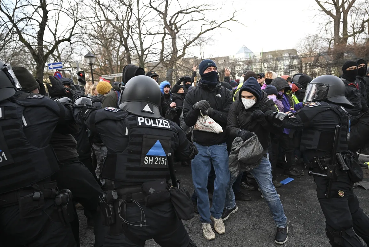 Polisin, AfD karşıtı protestoculara köpekli müdahalesi tepki çekti