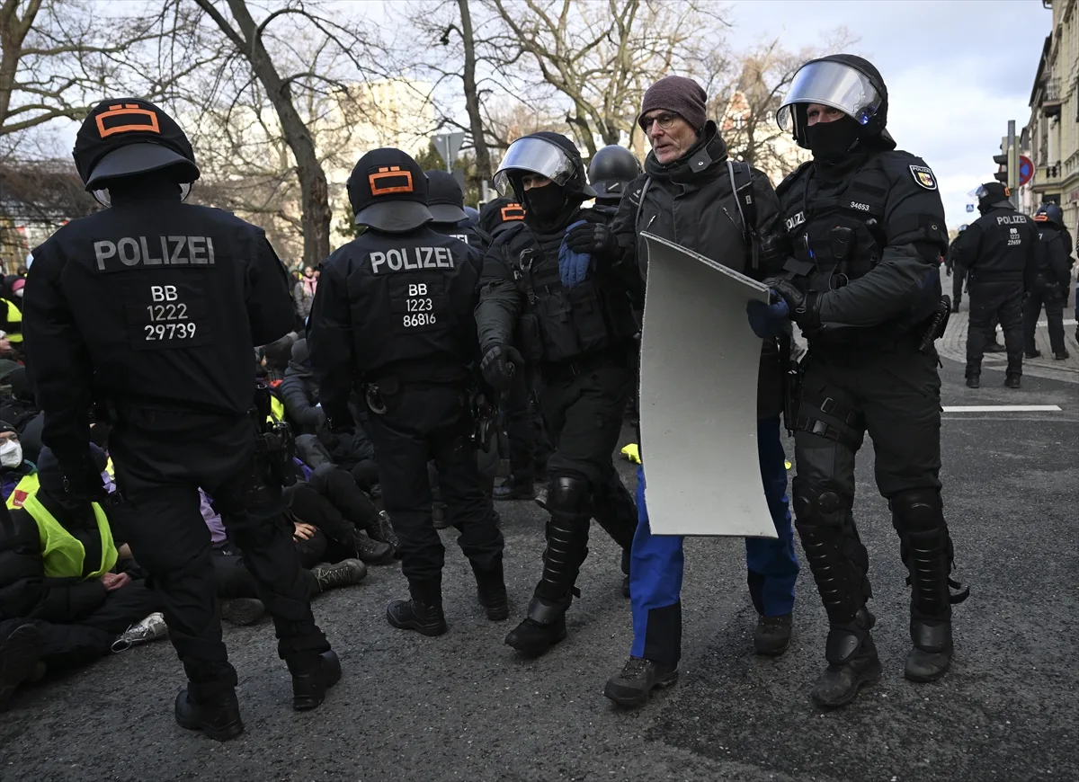 Polisin, AfD karşıtı protestoculara köpekli müdahalesi tepki çekti