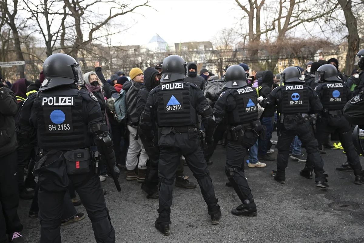 Polisin, AfD karşıtı protestoculara köpekli müdahalesi tepki çekti