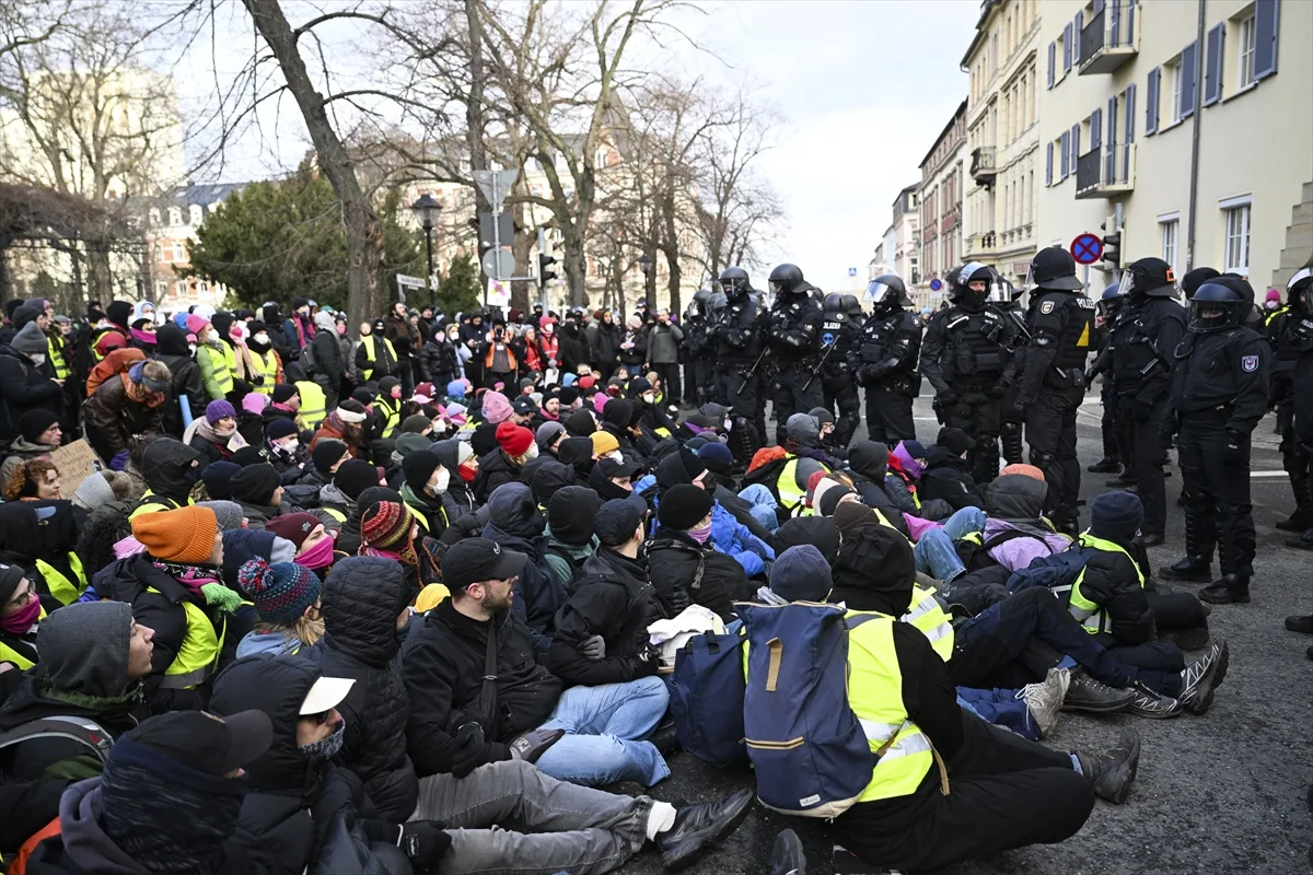Polisin, AfD karşıtı protestoculara köpekli müdahalesi tepki çekti