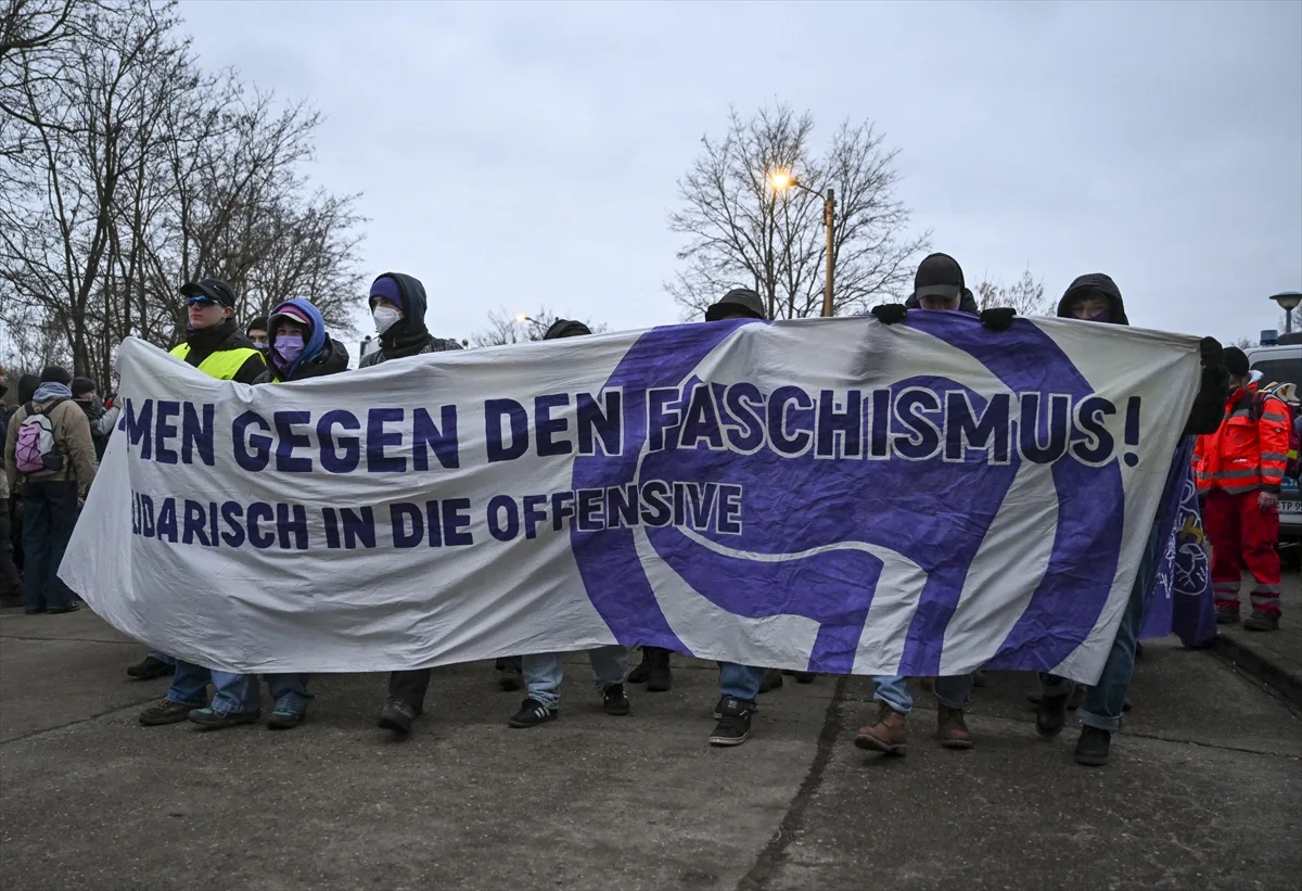 Polisin, AfD karşıtı protestoculara köpekli müdahalesi tepki çekti