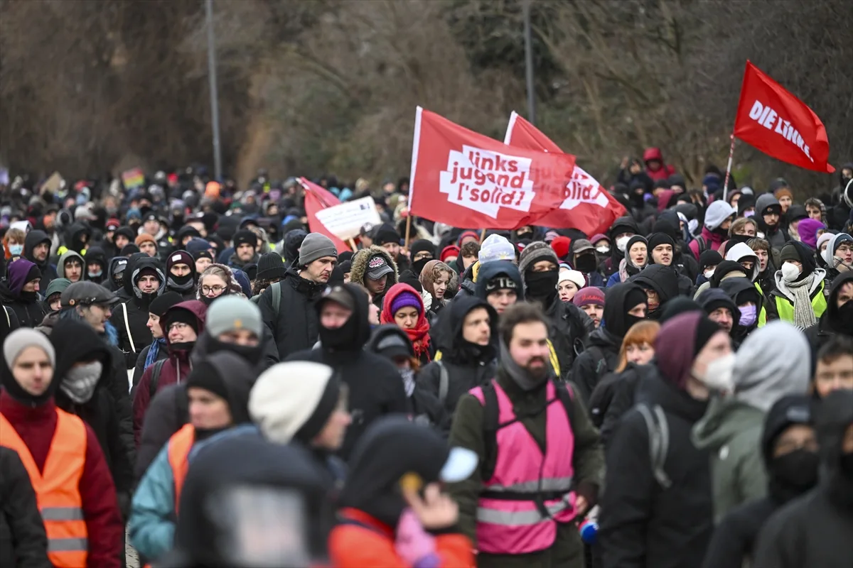 Polisin, AfD karşıtı protestoculara köpekli müdahalesi tepki çekti