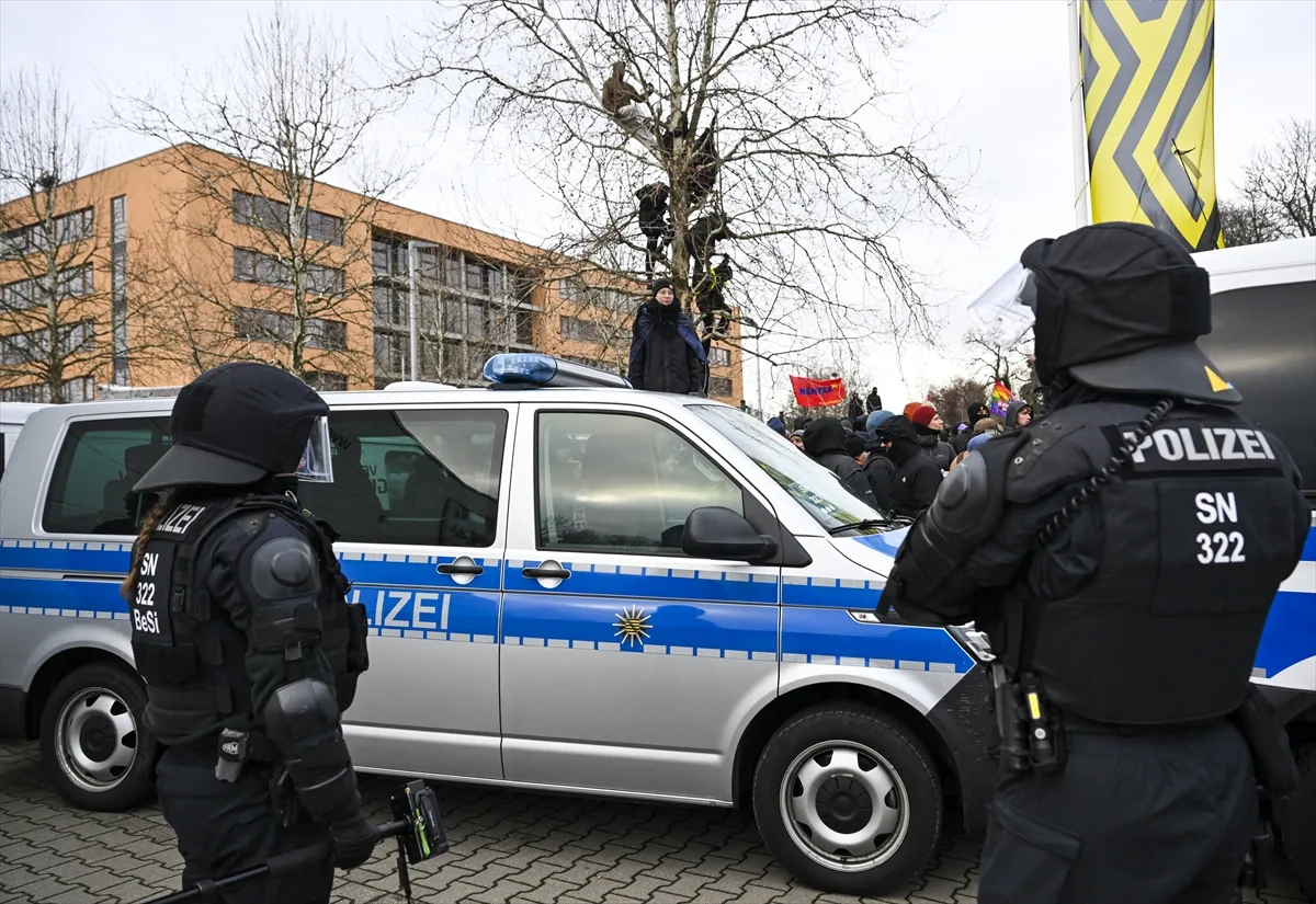 Polisin, AfD karşıtı protestoculara köpekli müdahalesi tepki çekti