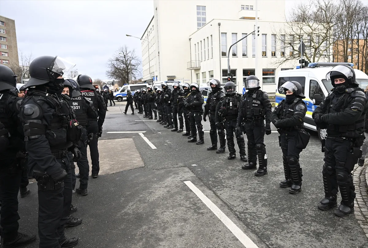Polisin, AfD karşıtı protestoculara köpekli müdahalesi tepki çekti