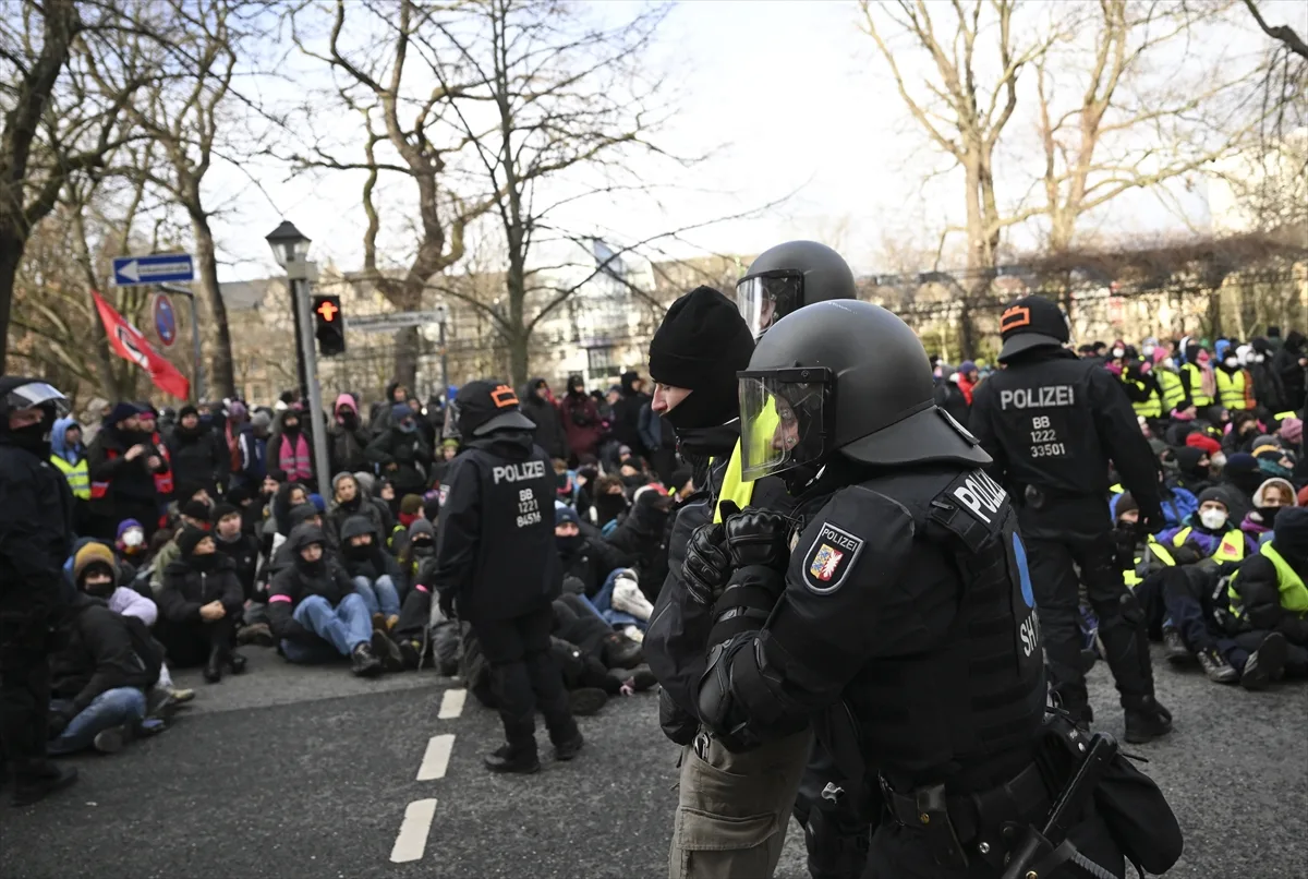 Polisin, AfD karşıtı protestoculara köpekli müdahalesi tepki çekti