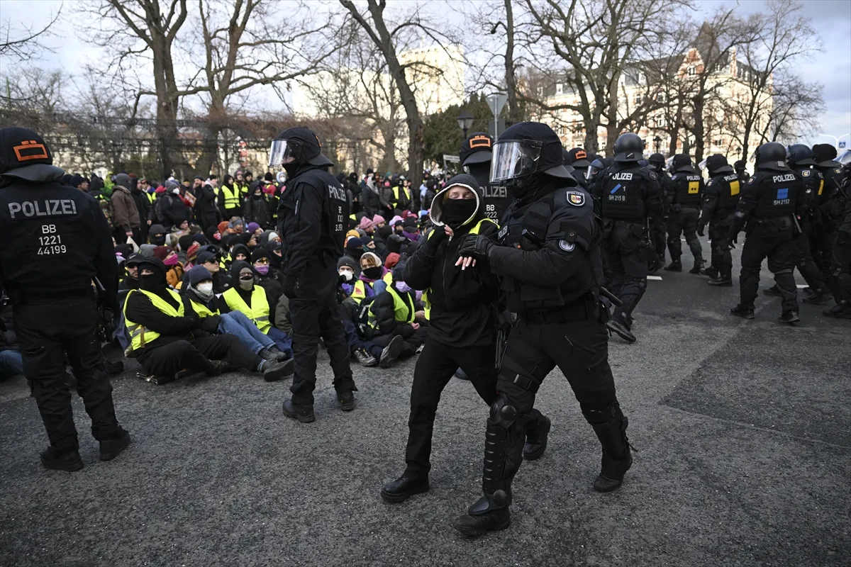 Polisin, AfD karşıtı protestoculara köpekli müdahalesi tepki çekti