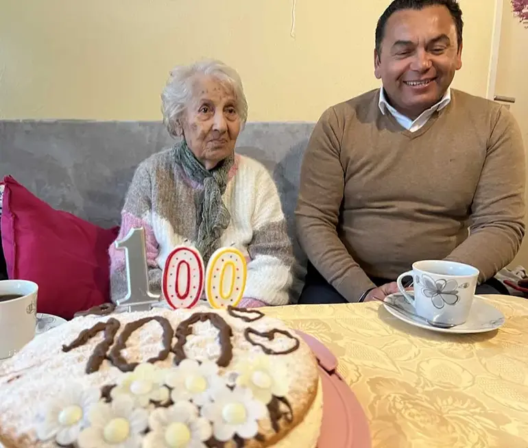 Asırlık çınara doğum günü sürprizi!