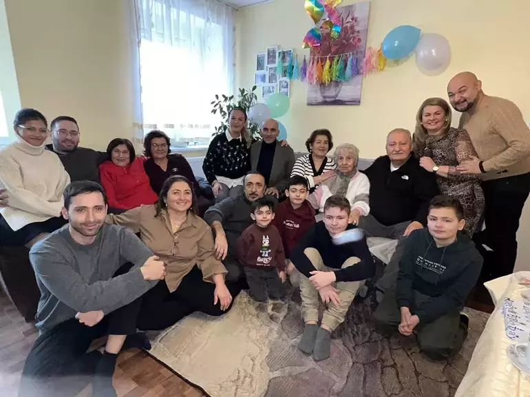 Asırlık çınara doğum günü sürprizi!