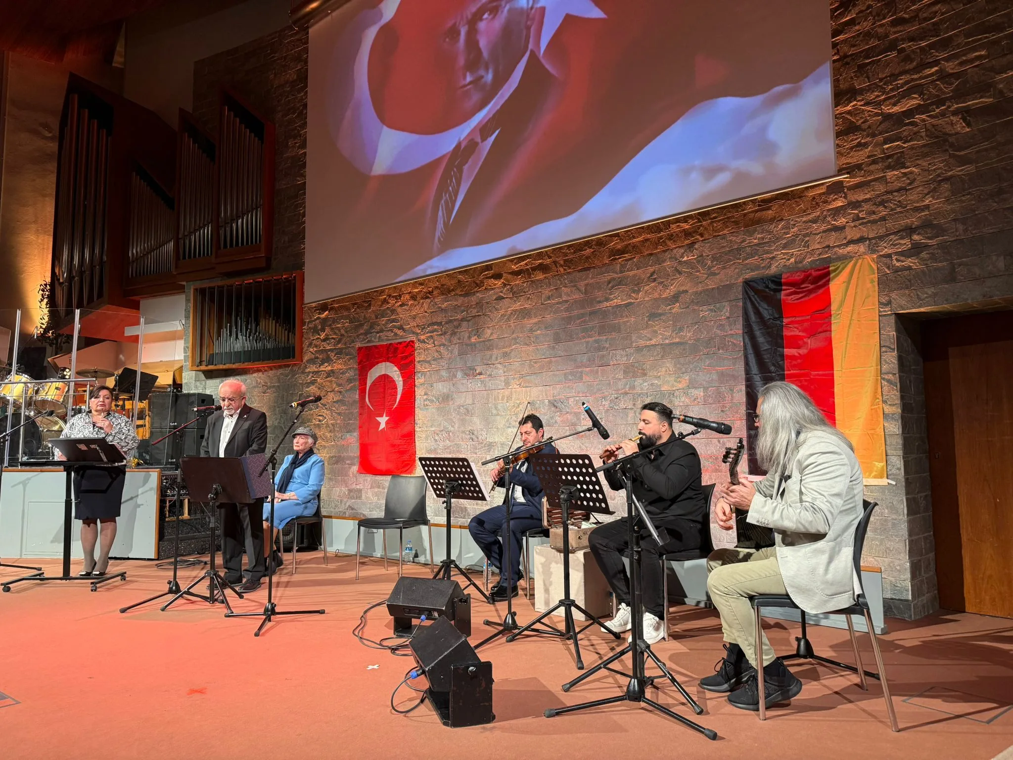 Berlin'de Dokunaklı Bir Şiir Akşamı