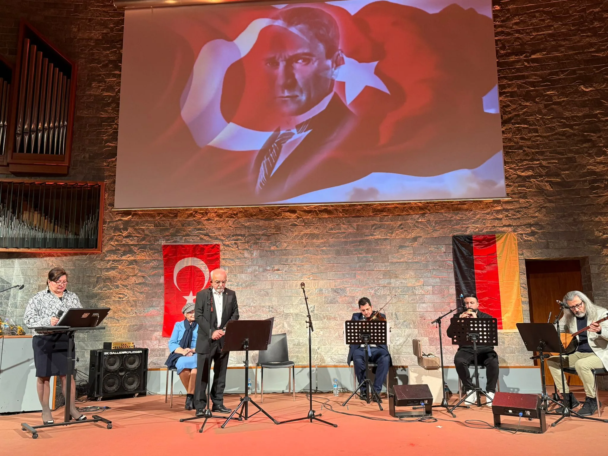 Berlin'de Dokunaklı Bir Şiir Akşamı