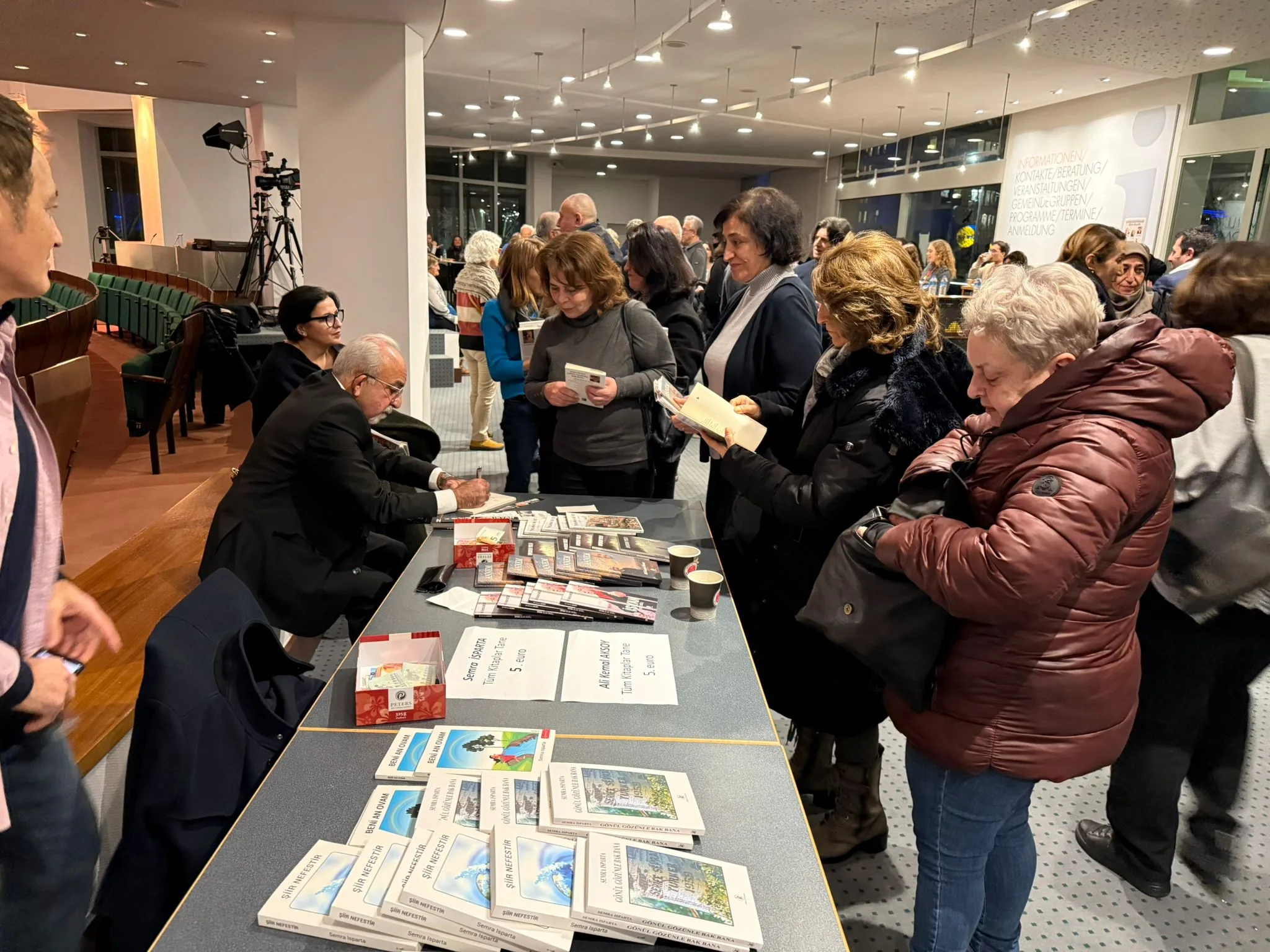 Berlin'de Dokunaklı Bir Şiir Akşamı