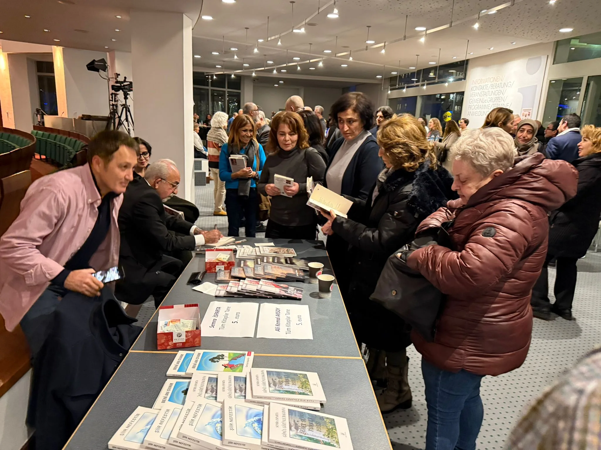 Berlin'de Dokunaklı Bir Şiir Akşamı