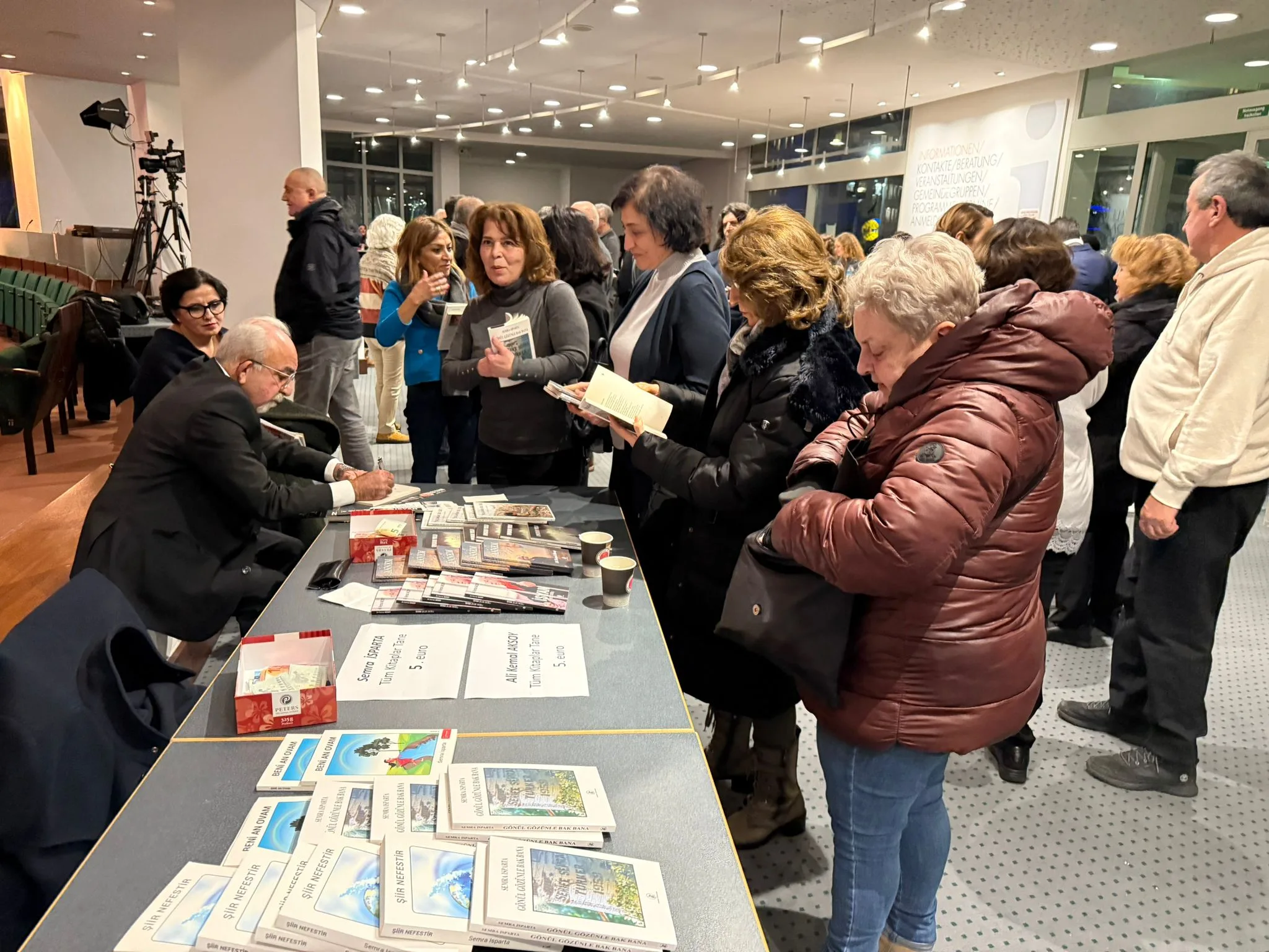 Berlin'de Dokunaklı Bir Şiir Akşamı