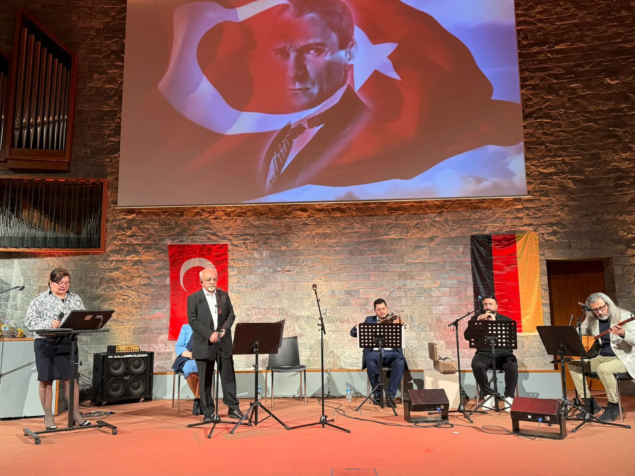 Berlin'de Dokunaklı Bir Şiir Akşamı
