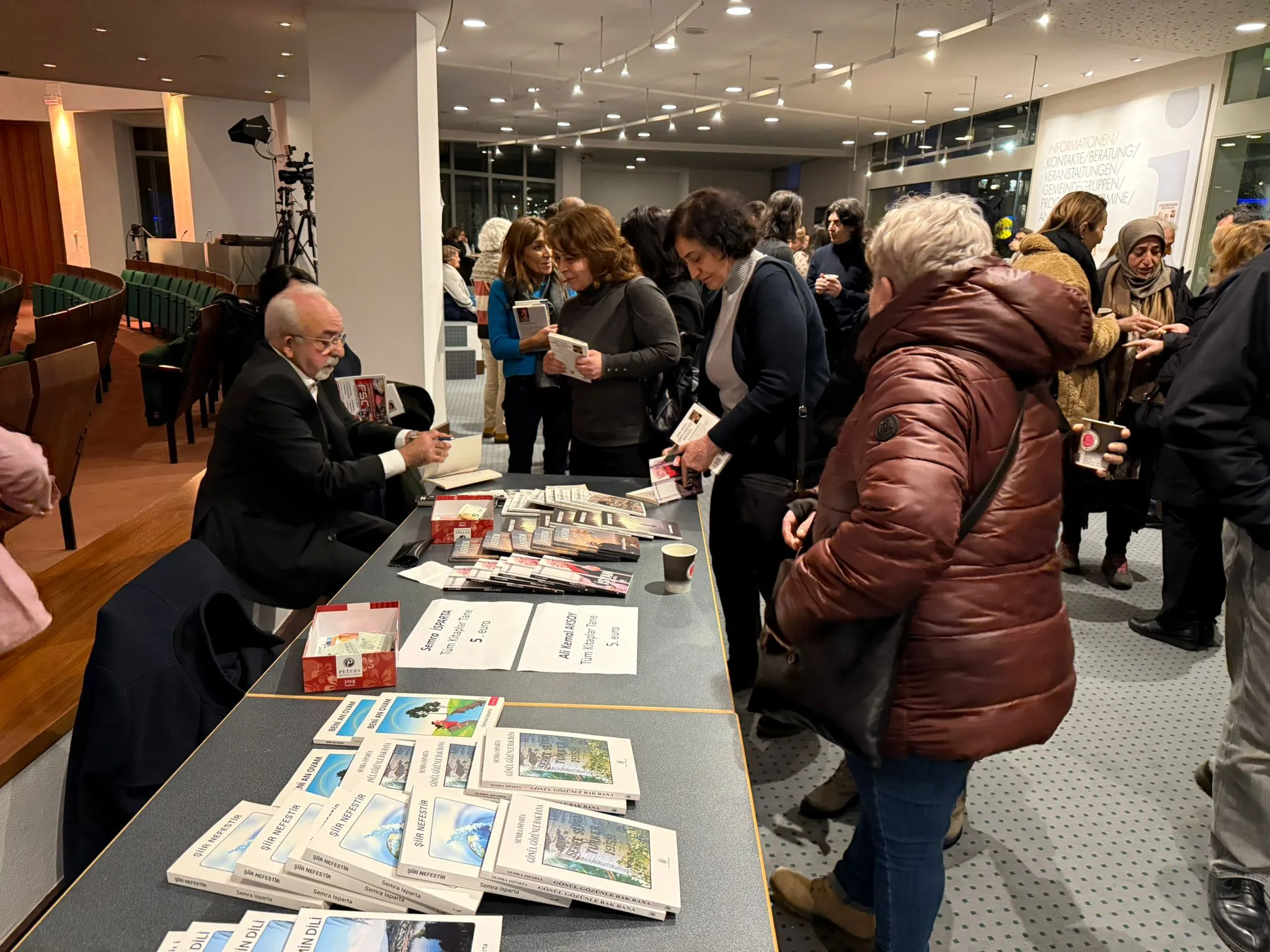 Berlin'de Dokunaklı Bir Şiir Akşamı