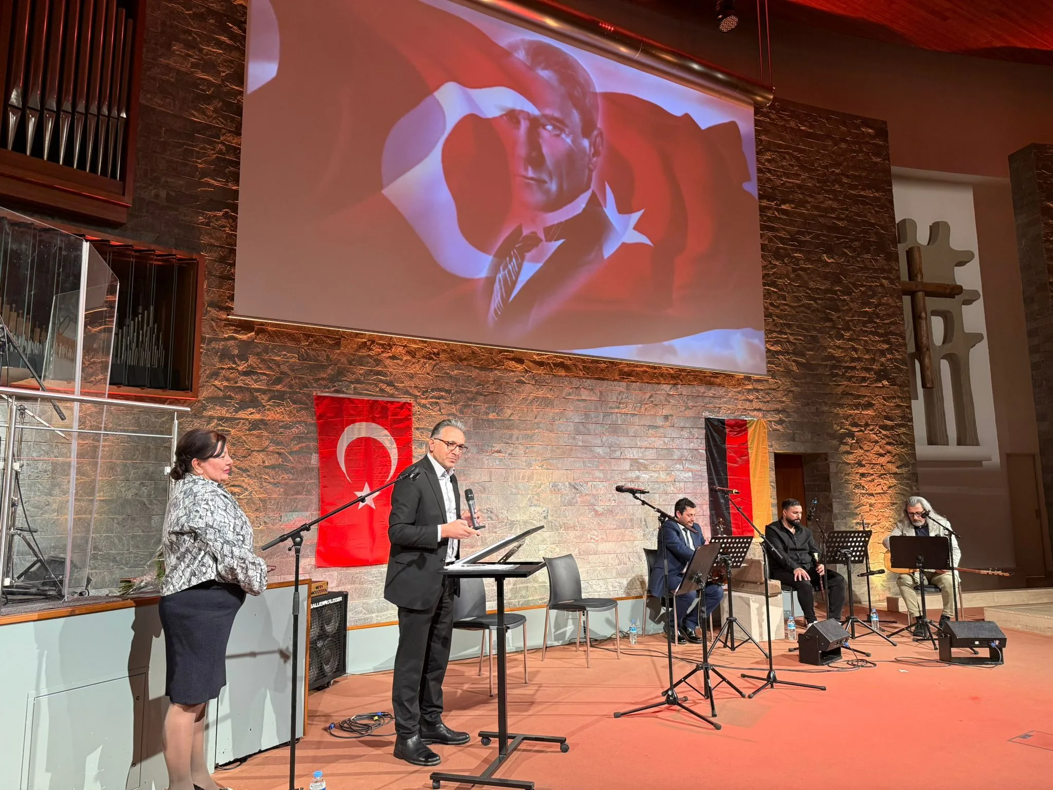 Berlin'de Dokunaklı Bir Şiir Akşamı