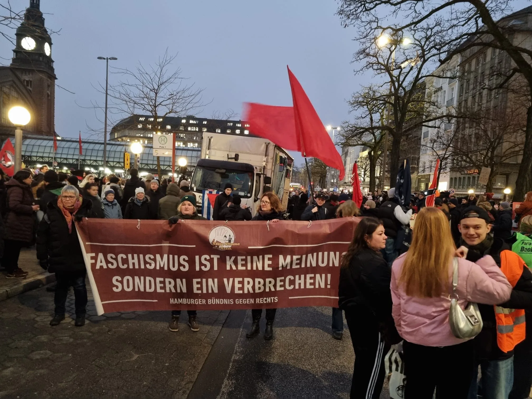 HAMBURG'DA ONBİNLERCE KİŞİ IRKÇILIĞA VE FAŞİZME KARŞI TEK YÜREK OLDU!
