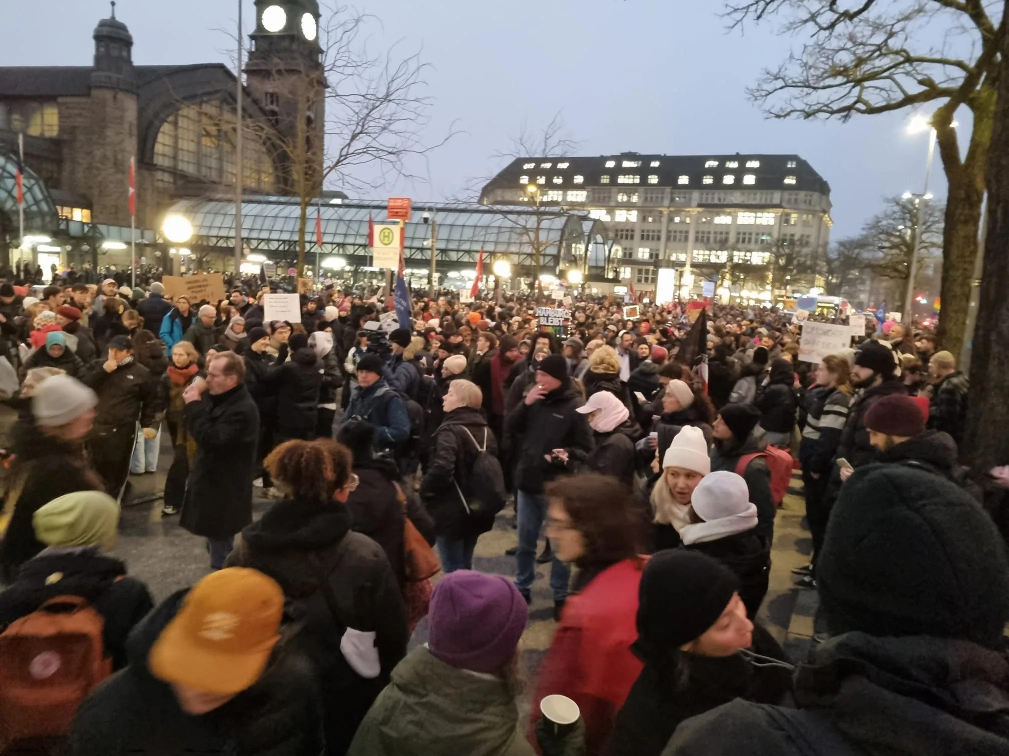 HAMBURG'DA ONBİNLERCE KİŞİ IRKÇILIĞA VE FAŞİZME KARŞI TEK YÜREK OLDU!