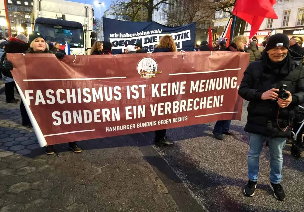 HAMBURG'DA ONBİNLERCE KİŞİ IRKÇILIĞA VE FAŞİZME KARŞI TEK YÜREK OLDU!