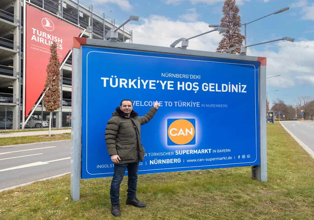 Nürnberg Havalimanı'nda 'Türkiye'ye Hoş Geldiniz' afişi yolcuları şaşkına çeviriyor