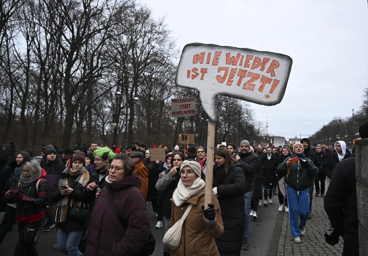 Almanya'da CDU/CSU'nun aşırı sağcı AfD ile işbirliği protesto edildi