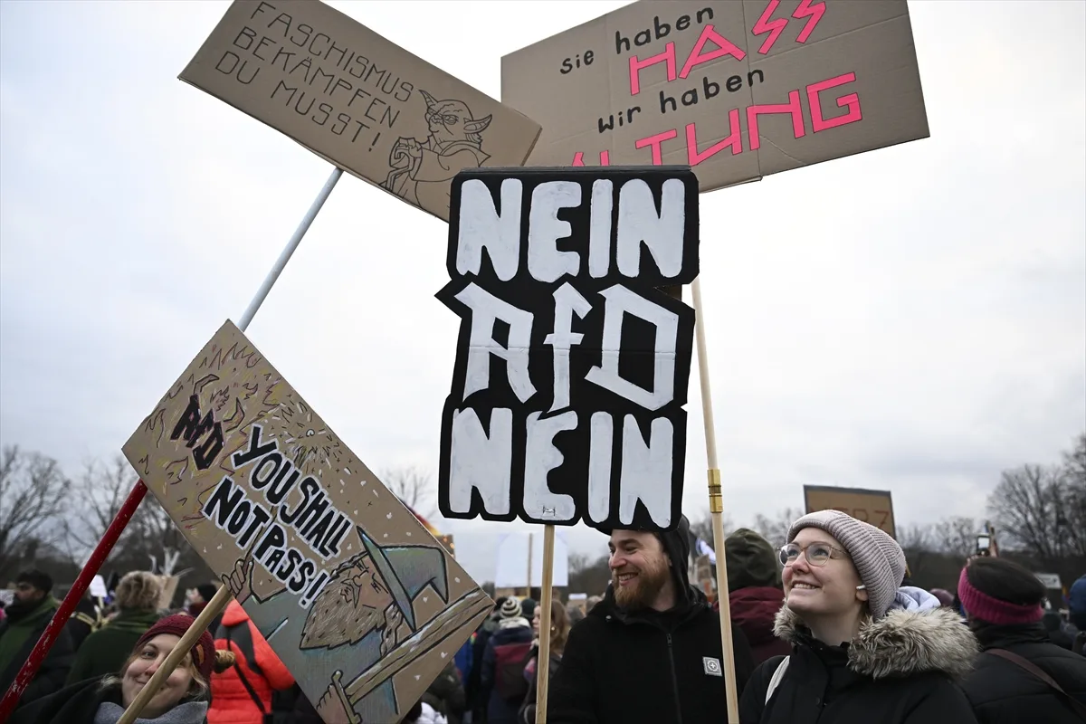 Almanya'da CDU/CSU'nun aşırı sağcı AfD ile işbirliği protesto edildi