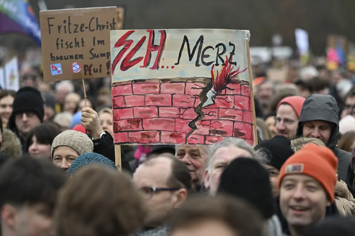 Almanya'da CDU/CSU'nun aşırı sağcı AfD ile işbirliği protesto edildi