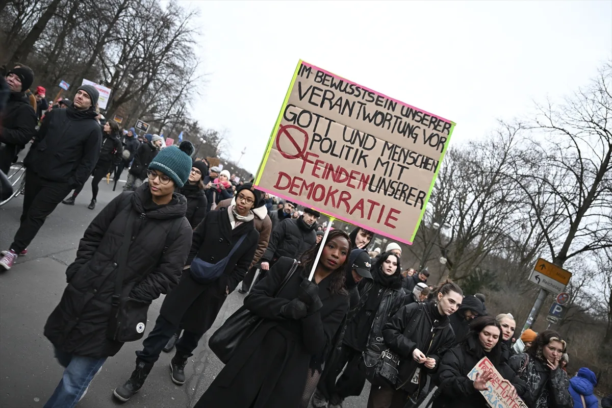 Almanya'da CDU/CSU'nun aşırı sağcı AfD ile işbirliği protesto edildi