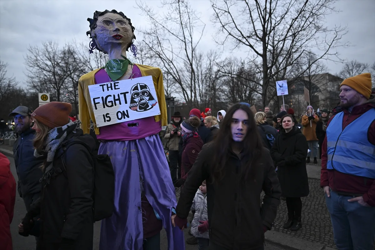 Almanya'da CDU/CSU'nun aşırı sağcı AfD ile işbirliği protesto edildi