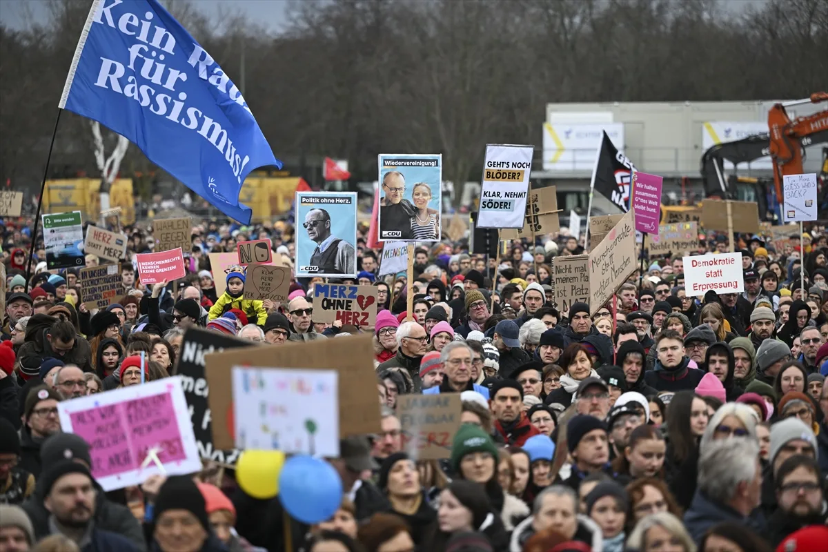 Almanya'da CDU/CSU'nun aşırı sağcı AfD ile işbirliği protesto edildi