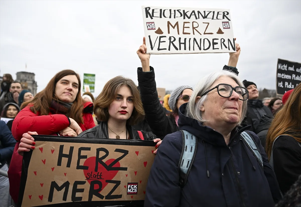 Almanya'da CDU/CSU'nun aşırı sağcı AfD ile işbirliği protesto edildi