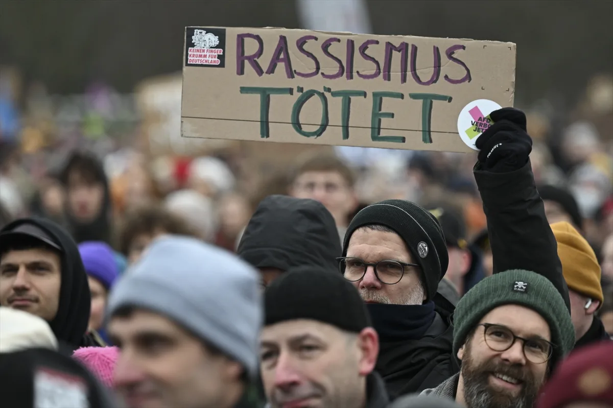 Almanya'da CDU/CSU'nun aşırı sağcı AfD ile işbirliği protesto edildi
