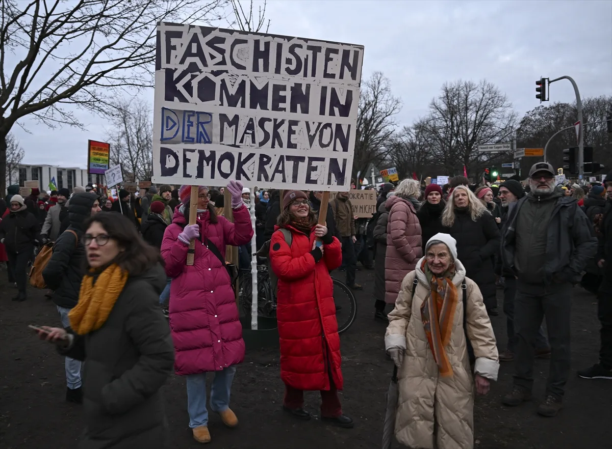Almanya'da CDU/CSU'nun aşırı sağcı AfD ile işbirliği protesto edildi