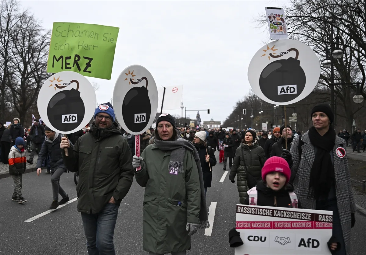 Almanya'da CDU/CSU'nun aşırı sağcı AfD ile işbirliği protesto edildi