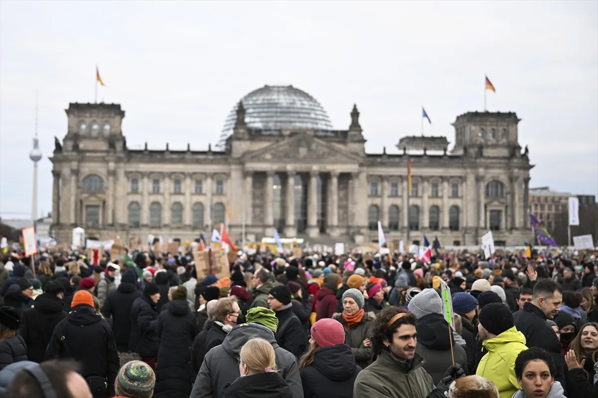 Almanya'da CDU/CSU'nun aşırı sağcı AfD ile işbirliği protesto edildi