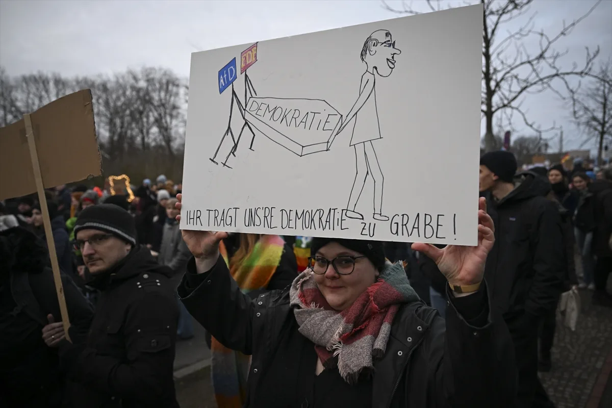 Almanya'da CDU/CSU'nun aşırı sağcı AfD ile işbirliği protesto edildi