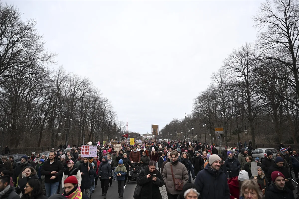 Almanya'da CDU/CSU'nun aşırı sağcı AfD ile işbirliği protesto edildi