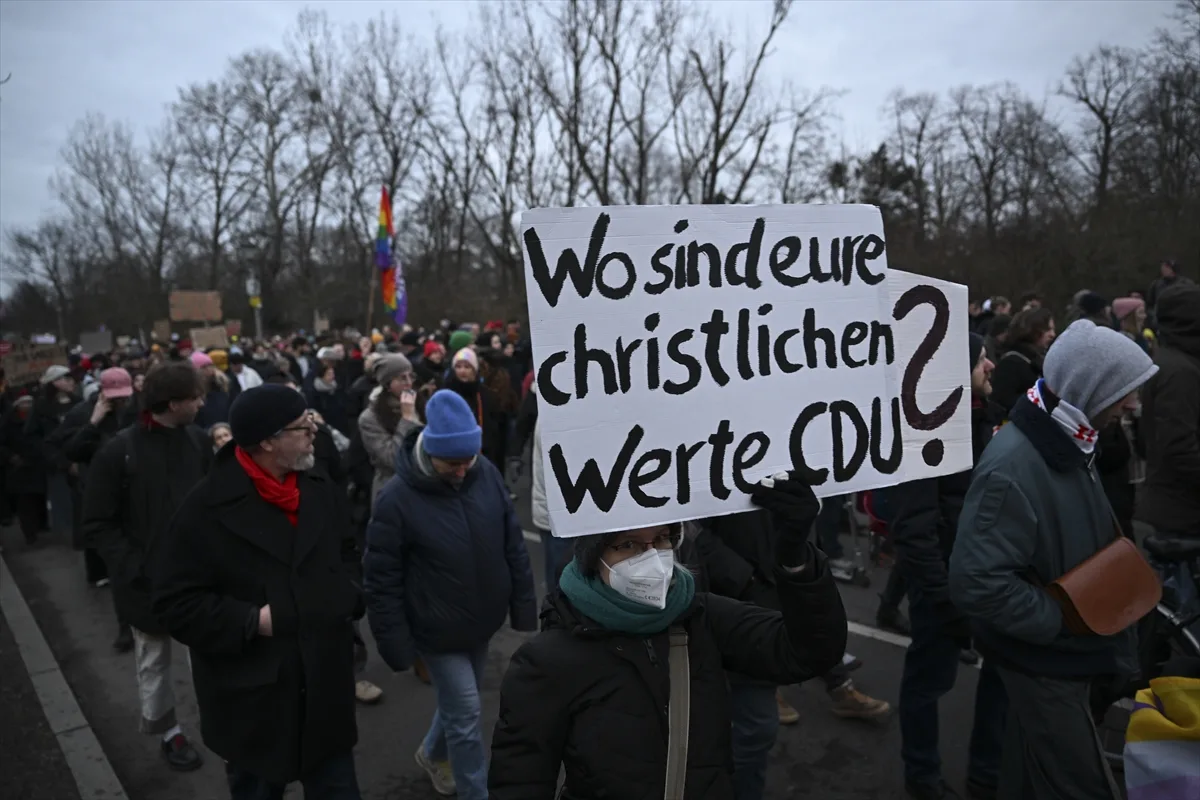 Almanya'da CDU/CSU'nun aşırı sağcı AfD ile işbirliği protesto edildi