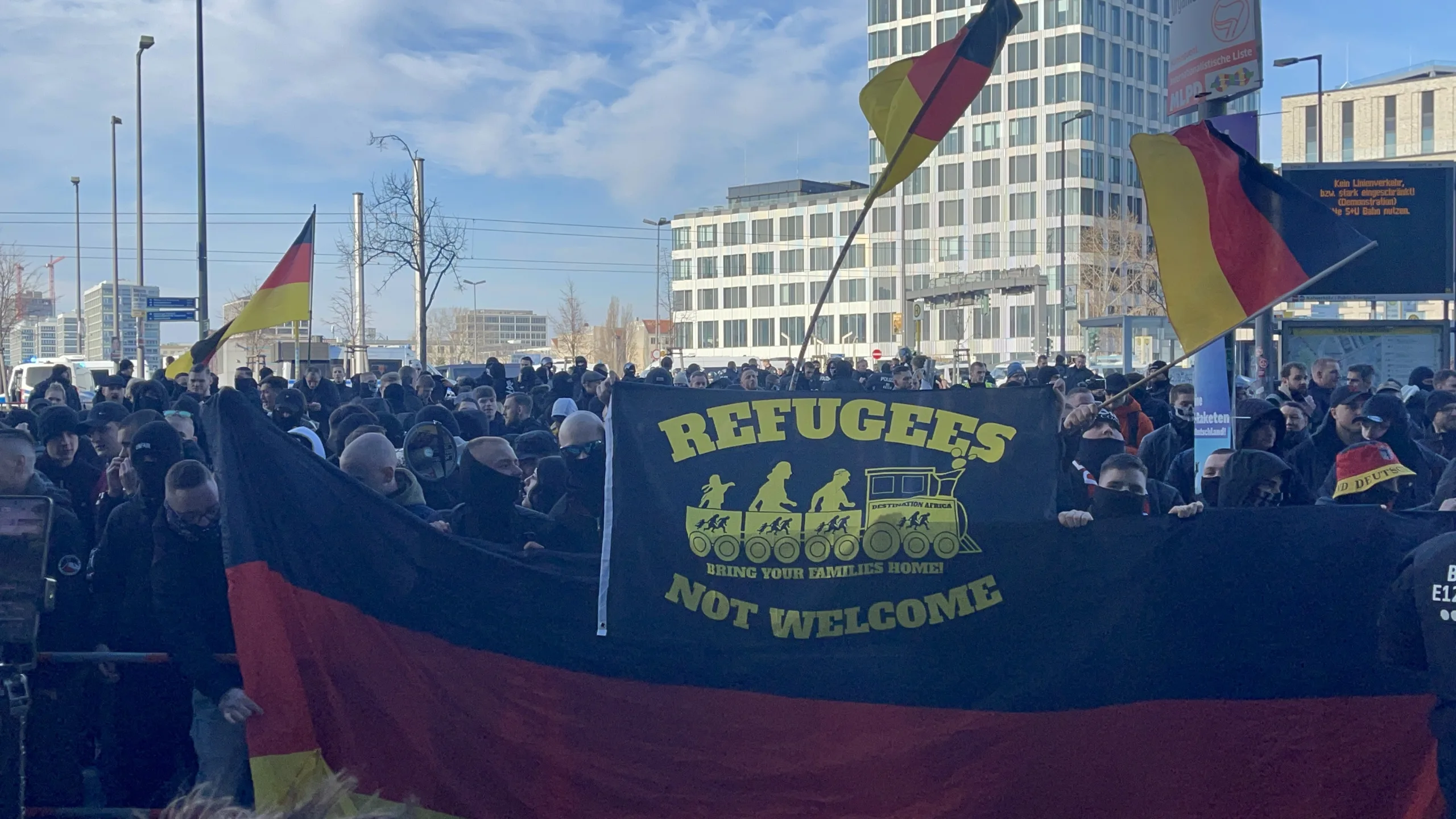 Berlin’de yüzlerce Neonazi yürüyüş yaptı