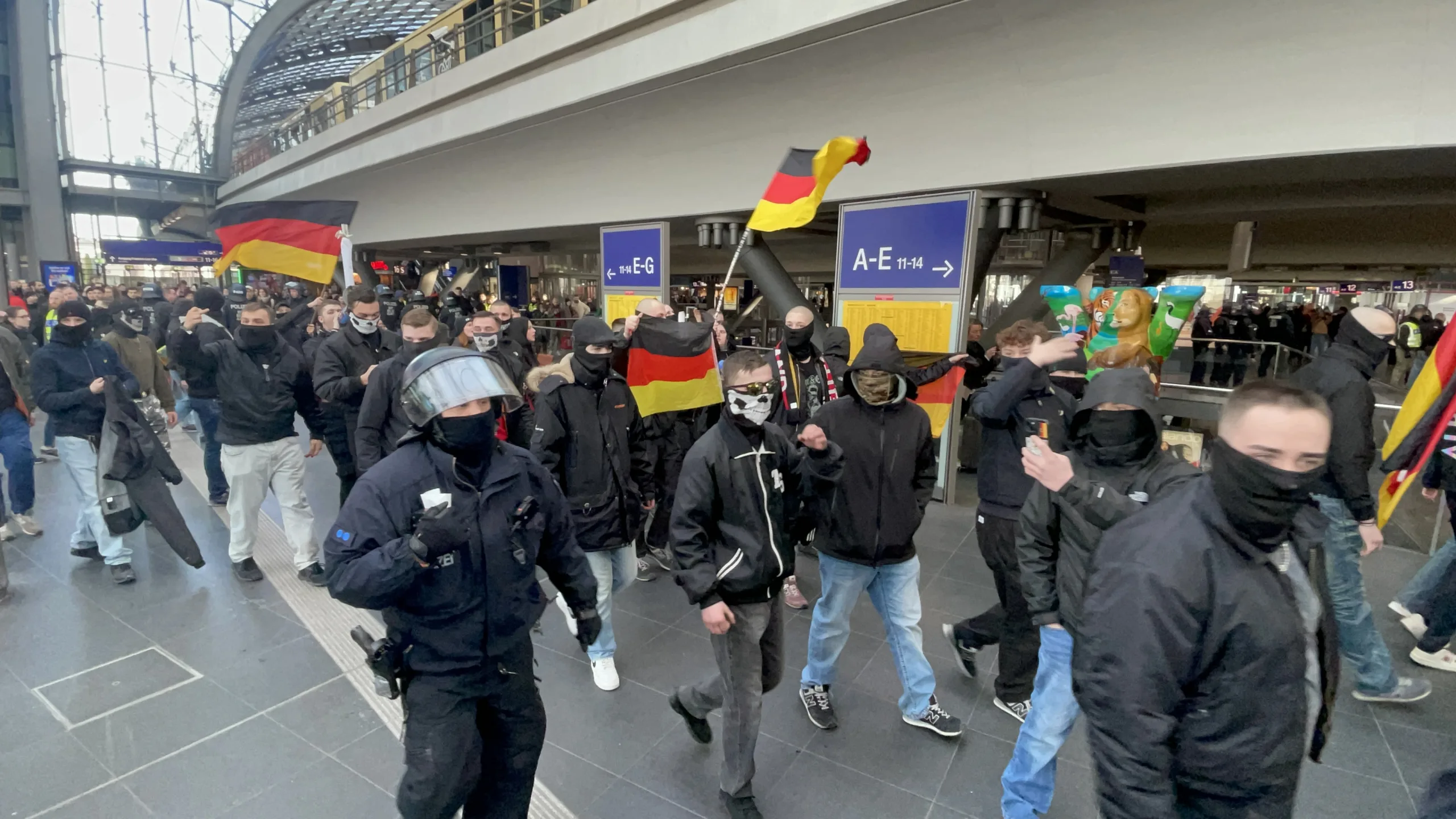 Berlin’de yüzlerce Neonazi yürüyüş yaptı