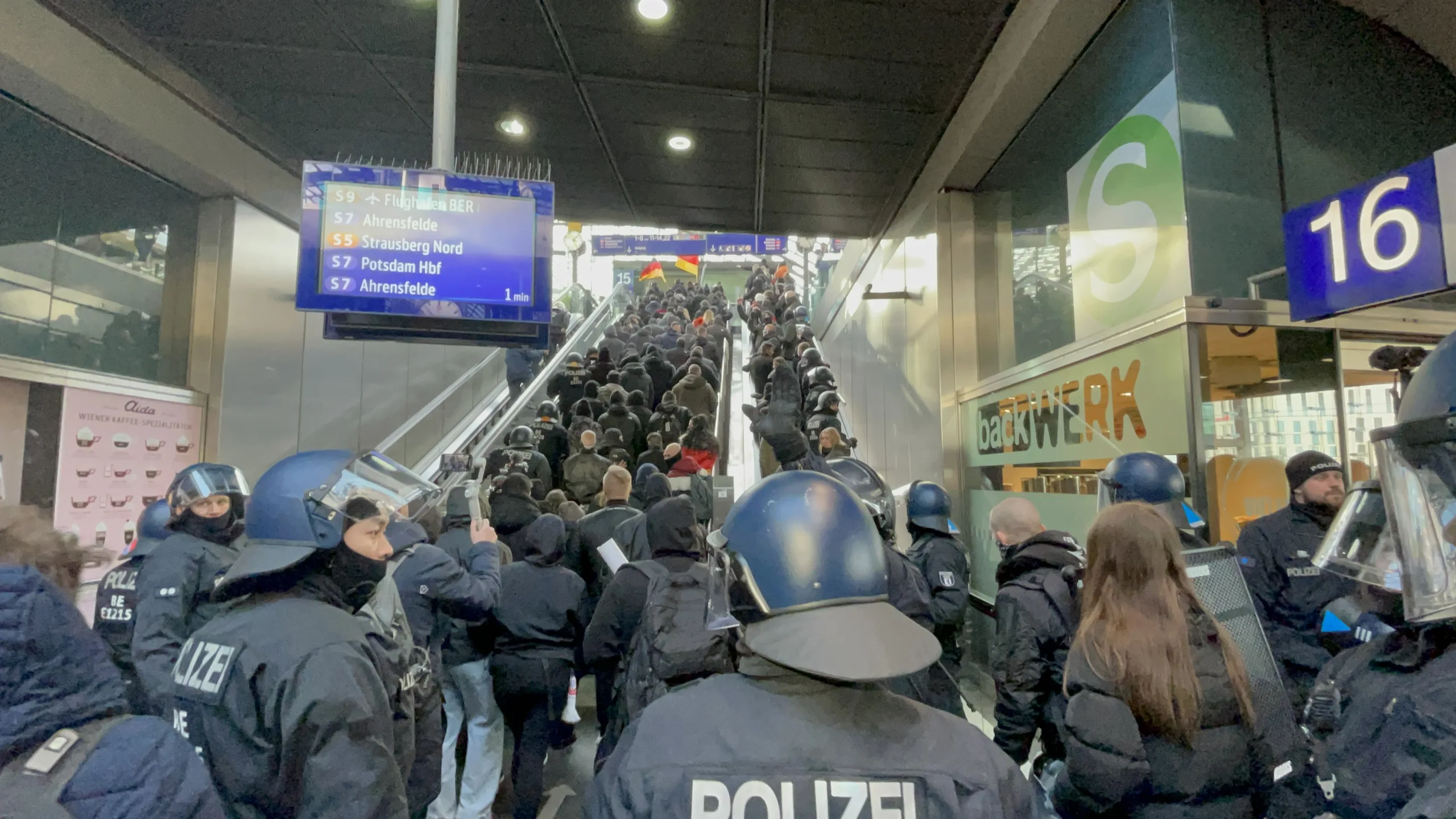Berlin’de yüzlerce Neonazi yürüyüş yaptı