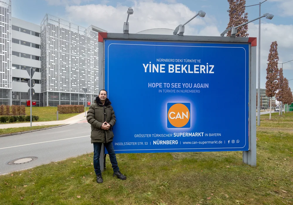 Nürnberg Havalimanı'nda "Türkiye'ye Hoş Geldiniz" Afişi Yolcuları Karşılıyor