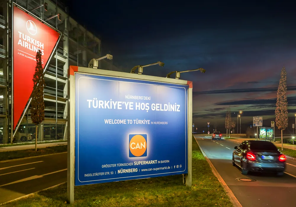Nürnberg Havalimanı'nda 'Türkiye'ye Hoş Geldiniz' afişi yolcuları şaşkına çeviriyor