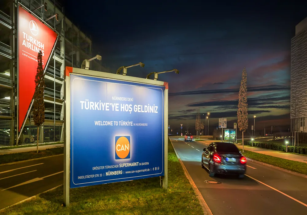 Nürnberg Havalimanı'nda "Türkiye'ye Hoş Geldiniz" Afişi Yolcuları Karşılıyor