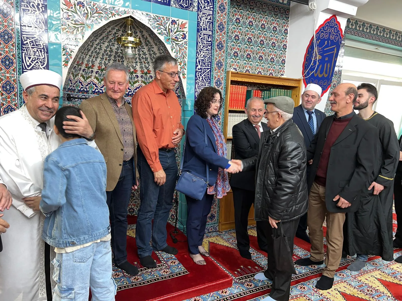 Başkonsolos, Belediye Başkanı ve Emniyet Müdürü Camide Vatandaşlarla Bayramlaştı