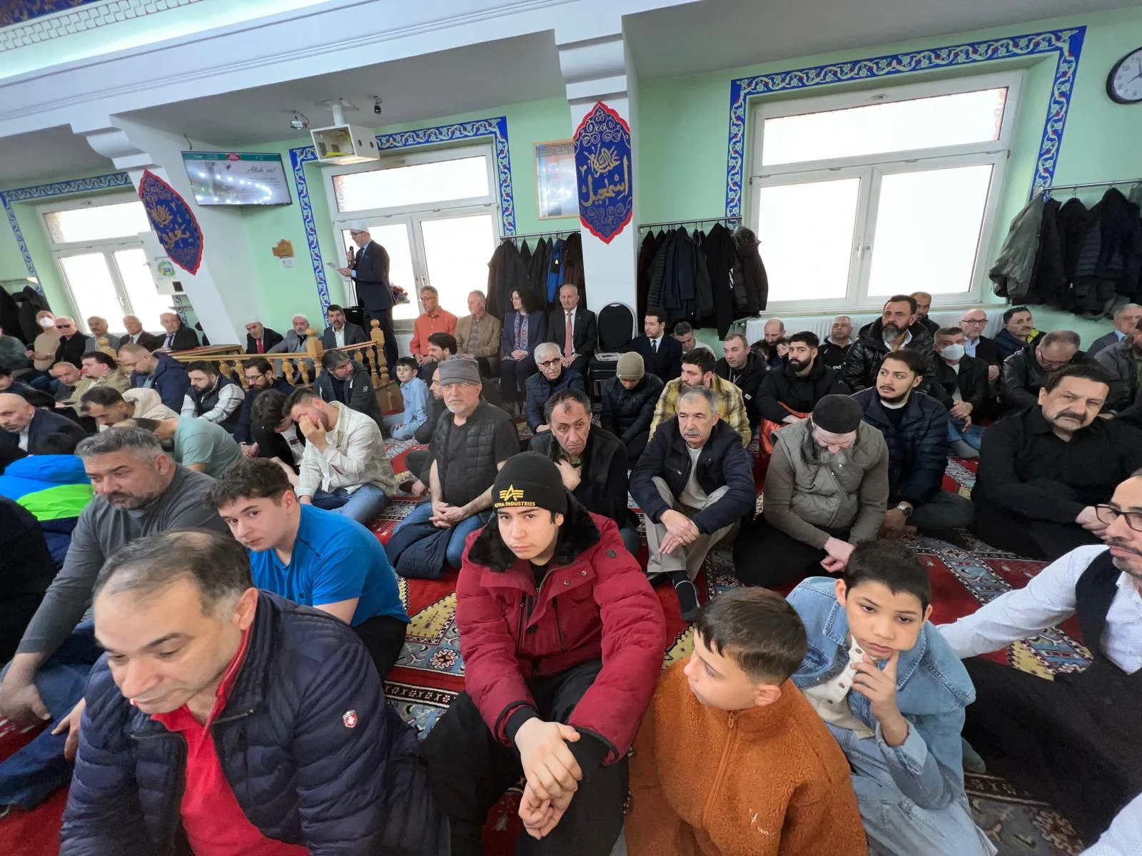 Başkonsolos, Belediye Başkanı ve Emniyet Müdürü Camide Vatandaşlarla Bayramlaştı