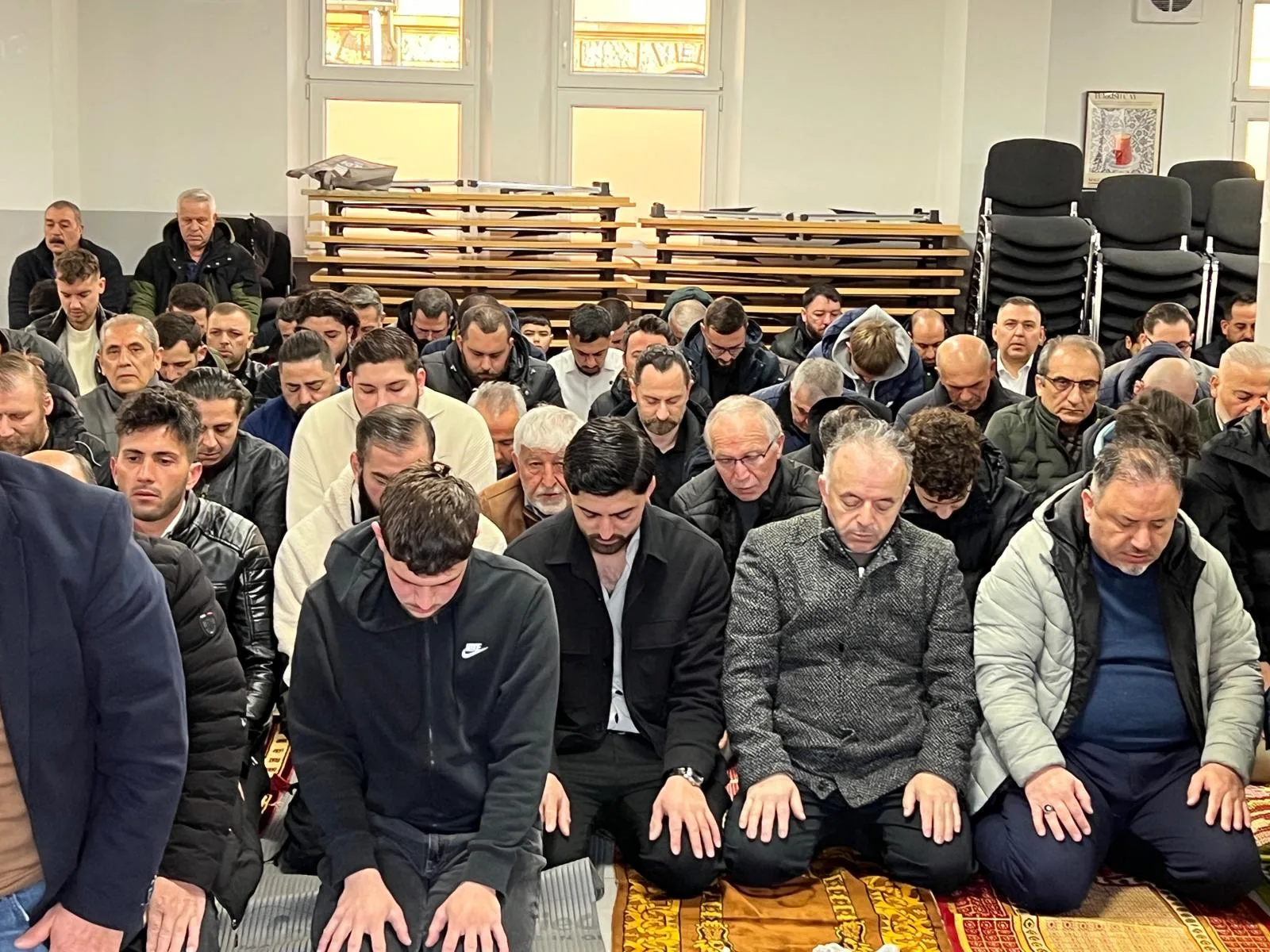 Başkonsolos, Belediye Başkanı ve Emniyet Müdürü Camide Vatandaşlarla Bayramlaştı
