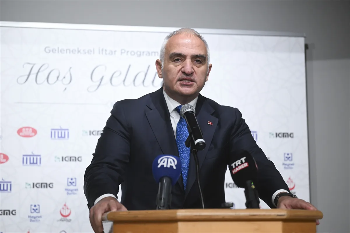Bakan Ersoy Berlin'de iftar programına katıldı